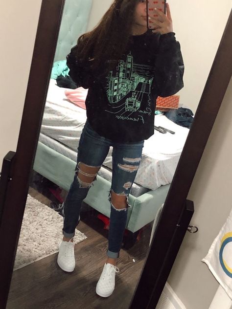 Cute Ripped Jeans Outfit School, Basic Girl Outfits School, Cute Fits For School Baddie, Popular Girl Outfits, School Outfits For Teen Girls Highschool, Basic Girl Outfits, Highschool Outfits Freshman, Cute Ripped Jeans Outfit, Highschool Fits