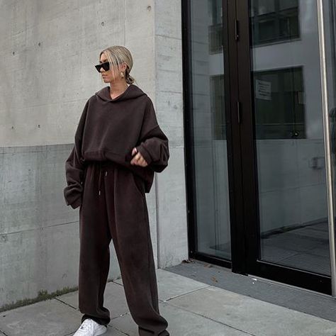 Kim Duong | Germany-Stuttgart (@blvckd0pe) • Instagram photos and videos Brown Sweats Outfit, Sweats Outfit, Insta Outfits, Sporty Looks, Influencers Fashion, Suit Style, Basic Outfits, Colourful Outfits, Outfit Posts