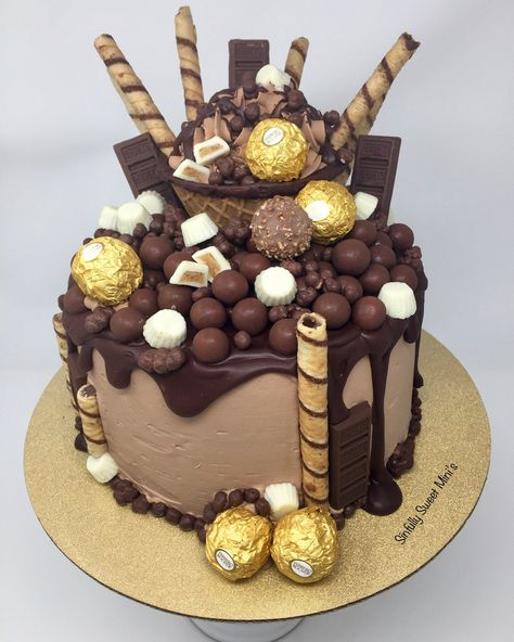 Chocolate cake with chocolate buttercream topped with chocolate ganache and topped again with some more chocolate...😋 Sprinkle Drip Cake, Chocolate Lovers Cake, Candy Bar Cake, Chocolate Cake Designs, Chocolate Drip Cake, Catering Desserts, Adult Birthday Cakes, Chocolate Cake Decoration, Cake Decorating Ideas