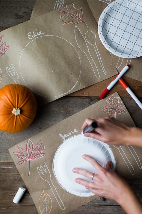 The Thanksgiving Kids Table - Say Yes Thanksgiving Table Crafts, Thanksgiving Table Setting Ideas, Thanksgiving Table Settings Simple, Simple Thanksgiving Table, Thanksgiving Kids Table, Thanksgiving Table Setting, Place Settings Thanksgiving, Thanksgiving Placemats, Table Setting Ideas