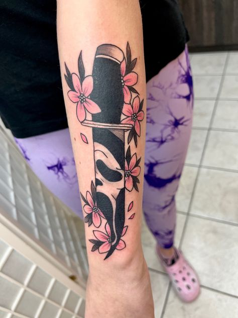 Spooky Background Tattoo, Pink Ghost Tattoo, Girly Ghostface Tattoo, Cute Ghost Face Tattoo, Ghost Face Knife Tattoo Ideas, Girly Horror Tattoo, Scream Tattoo Ideas, Spooky Cute Tattoo, Small Horror Tattoo Ideas