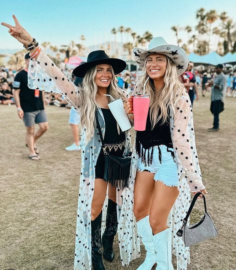 Music Festival Outfits Cowboy Boots, Cowboy Hat Outfit Woman, Outdoor Country Concert Outfit, Stagecoach Outfit Ideas, Nashville Fits, Stagecoach Outfits, Outfit Ideas Midsize, Country Festival Outfit, Stagecoach Outfit