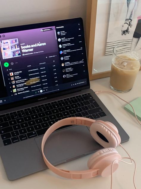 Studying With Music Aesthetic, Study With Headphones Aesthetic, Music While Studying Aesthetic, Listening Yo Music Aesthetic, Słuchanie Muzyki Aesthetic, Music Is Therapy Aesthetic, Music Aesthetic Listening, Listening To Spotify Aesthetic, Listening To Podcasts Aesthetic