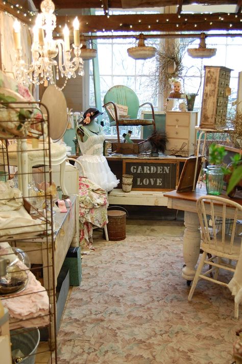 Beautiful Stores, Vintage Booth Display, Flea Market Booth, Antique Booth Displays, Antique Mall Booth, Antique Booth Ideas, Booth Decor, Antique Booth, Booth Displays