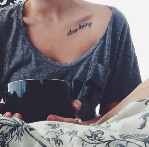 Collarbone script tattoo | silver lining @Courtney Baker Baker Baker Baker Molyneaux // Instagram Check out the website to see more Silver Lining Tattoo, Lining Tattoo, Small Tattoo Placement, Bone Tattoos, Cool Small Tattoos, Tattoo Script, Collar Bone Tattoo, Feminine Tattoos, Tattoo Placement