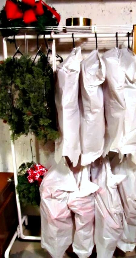 Wreath Storage ~ Using a Coat Rack, Zip Ties, Coat Hangers and Plastic Garbage Bag... Storing them properly is key to making them last for years Organized Christmas Decorations, Christmas Decoration Storage, Wreath Storage, Storing Christmas Decorations, Holiday Storage, Christmas Organization, Christmas Hacks, Easy Christmas Decorations, Fabulous Christmas