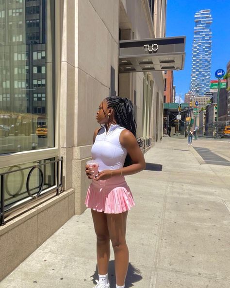 Pink Tennis Skirt Outfit Black Women, Tennis Skirt Outfit Black Women, Pink Tennis Skirt Outfit, Tennis Skirt Outfit Black, Tennis Skirt Outfit Summer, Pink Mini Skirt Outfit, Black Tennis Skirt Outfit, Everyday School Outfits, Pink Skirt Outfits