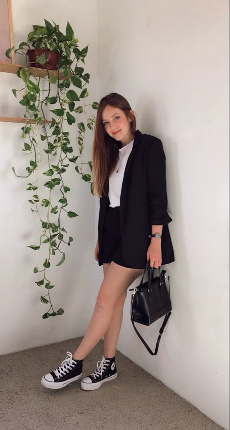 Blazer + camiseta branca + short alfaiataria e all Star 🖤 | Looks, Looks chiques, Looks estilosos Blazer Outfit For Work, Blazer Work Outfit, Formal Dress Outfit, Formal Outfit Ideas, Blazers Outfits, Looks Com All Star, Stylish Formal Dresses, Outfit For Work, Blazer Outfits Casual