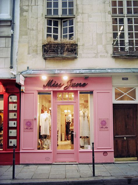 Little clothing store on the side streets in Paris ~ pink & brite! Pink Store, Store Design Boutique, Storefront Design, Boutique Decor, Shop Fronts, Boutique Interior, Boutique Stores, Store Interior, Store Front