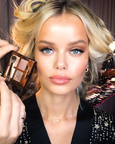 Charlotte Tilbury, MBE on Instagram: “🚨MAKEUP ALERT🚨 Darlings, you asked and we answered, my EXAGGER-EYES Luxury Eyeshadow Palette is BACK!! Shop the dreamy, supermodel eyes…” Winter Make-up, 90s Makeup Trends, Luxury Eyeshadow, Vs Makeup, Bombshell Makeup, Gloss Lips, Makeup Vs No Makeup, Angel Makeup, Frida Aasen