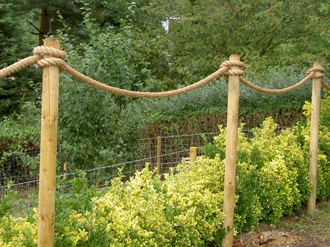 Rope Fence Garden, Garden Rope Fence Ideas, Rope Trellis, Fence Hedge, Garden Moodboard, Rope Fence, Bungalow Garden, Timber Fence, Rose Garden Landscape