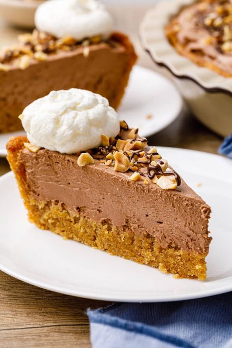 Creamy Keto Chocolate Mousse Pie with a Homemade Peanut Butter Crust - Keto Pots Keto Butter Pie, Pecan Pie Crust Keto, Low Carb Peanut Butter Pie, Keto Pecan Pie Crust Recipe, Keto Chocolate Peanut Butter Pie, Peanut Butter Mousse Keto, Peanut Butter Crust, Peanut Butter Cream Pie, Keto Whipped Cream