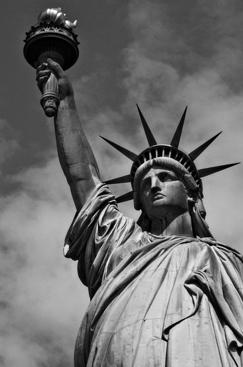 Statue Of Liberty Black And White, Pics For Wall Collage Black And White, Cool Black And White Photos, Poster Prints Aesthetic Black And White, Statue Of Liberty Tattoo, Liberty Tattoo, New York Statue, Liberty New York, Black And White Photo Wall