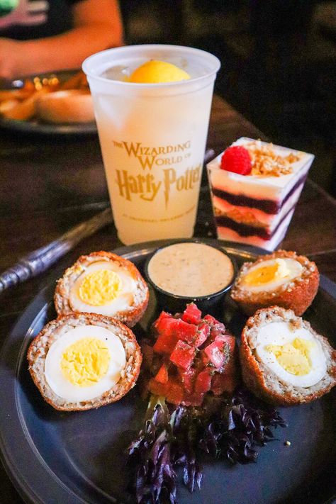 Harry Potter World Food, Wizarding World Food, Magical Food, Magic Food, Universal Studios Food, Harry Potter Drinks, Harry Potter Snacks, Harry Potter Orlando, Butterbeer Recipe