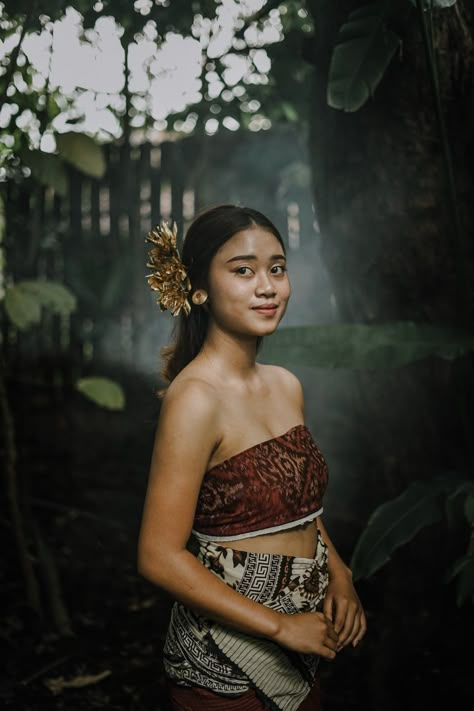 Balinese Traditional Dress, Indonesian Clothing, Balinese Art, Black Architecture, Skin Model, Elegant Outfit Classy, Fairytale Photography, Batik Fashion, Human Poses Reference