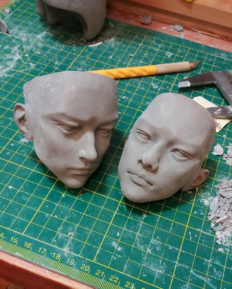 Clay Person Sculpture Easy, Clay Person Sculpture, 3d Art Clay, Sculpting Faces Clay, Clay Self Portraits, Anime Sculpture Clay, Face Sculpture Clay, Face Clay Sculpture, Sculpture Clay Ideas