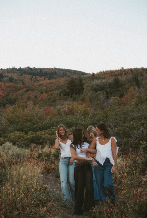 Friend Group Photography, Fun Photoshoot Ideas With Friends, Fall Pictures Friends, Fall Photo Shoot With Friends, Folk Outfits Aesthetic, Group Senior Photos, Utah Fall Photoshoot, Fall Photoshoot Friends Group, Western Photoshoot Ideas Friends