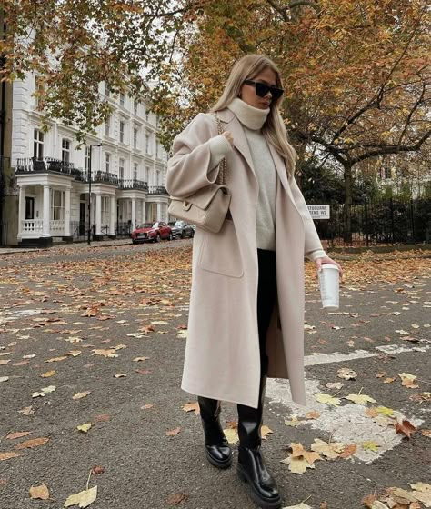 Light Beige Coat Outfit Winter, Light Beige Coat Outfit, Cream Wool Coat Outfit, Longline Coat Outfits, Paris Autumn Outfit, Fall New York Outfits, Europe Winter Fashion, Winter Night Outfit, Long Coat Outfit