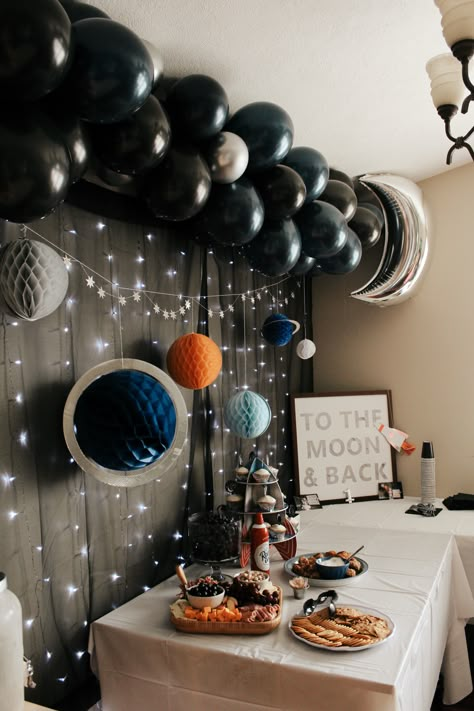 Space Birthday Decoration Ideas, Galaxy Party Ideas Decoration, Mars Themed Birthday Party, Astronomy Themed Birthday Party, Black Hole Birthday Party, Interstellar Birthday Party, Space Party For Adults, Space Themed Table Decor, Universe Party Theme