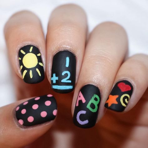 blackboard-back-to-school-nails Teacher Nail Art, Teacher Nails, School Nail Art, Nail Art For Girls, Chalkboard Nails, Natural Nail Art, Nagellack Trends, Back To School Nails, School Nails