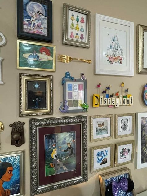 Disney Gallery Wall Ideas, Disneyland Bedroom, Disney Inspired Office, Disney Accent Wall, Disney Living Room Ideas, Disney Wall Decor Ideas, Disney Playroom Ideas, Disney Room Aesthetic, Disney Gallery Wall