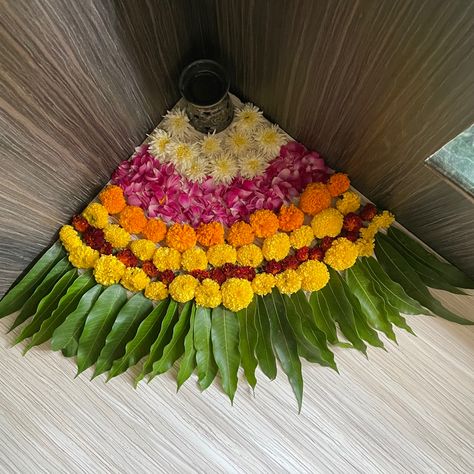 Happy Diwali ✨ Welcome Flower Decoration On Floor, Rangoli For Corner, Easy Flower Rangoli, Floral Rangoli, Puja Decoration, Simple Flower Rangoli, Home Flower Decor, Easy Rangoli Designs Videos, Rangoli Designs Simple Diwali