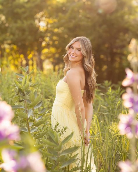 Senior Pictures Outdoors Nature, Photography Poses In Field, Graduation Photo Pose Ideas, Senior Girl Posing Ideas Fall, Yellow Dress Senior Pictures, Female Senior Photo Poses, Senior Inspo Pics, Senior Pictures Outfits Flower Field, Early Morning Photoshoot