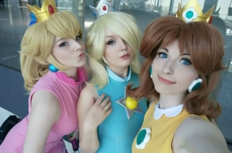 Rosalina Daisy And Peach, Peach And Daisy Cosplay, Peach Daisy And Rosalina Costume, Daisy Rosalina And Peach, Trio Cosplay Ideas, Rosalina And Peach, Rosalina And Daisy, Rosalina Costume, Chica Costume