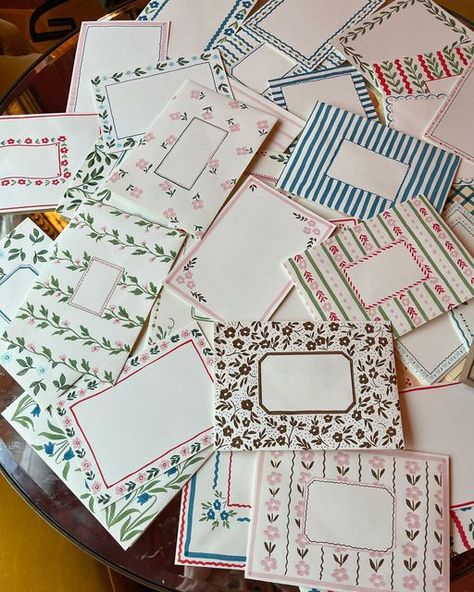 Florence Sweryda on Instagram: "A beautiful day this week with @loefflerrandall at @broadwicksoho ♥️ Thank you @jessie_loeffler_randall for asking me to provide the craft for the luncheon! We made sets of decorative notecards and envelopes, very handy for this time of year 🌟🎄" Diy Envelope Design, Letter Ideas Design, Thankfulness Craft, Decorate Envelope Ideas, Florence Sweryda, Thank You Card Handmade, Envelope Decorating Ideas, Envelope Printing Template, Envelope Illustration