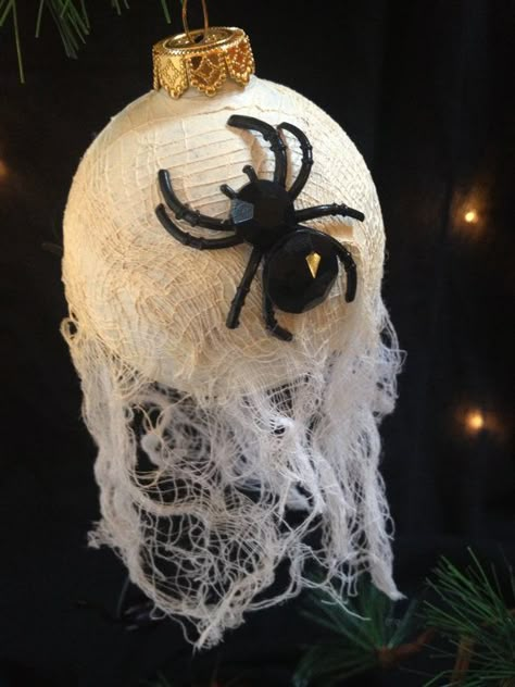 Crismas Tree, Halloween Tree Decorations, A Nightmare Before Christmas, Black Christmas Decorations, Nightmare Before Christmas Tree, Halloween Christmas Tree, Scary Christmas, Plastic Ball, Creepy Christmas