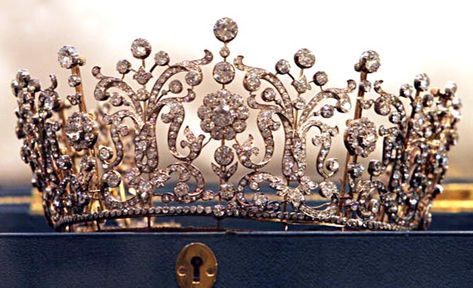 Princess Margaret Bought Her Wedding Tiara | The Adventurine - This is the Poltimore Tiara Poltimore Tiara, Prinses Margaret, Diamond Tiara Wedding, Princesa Margaret, Handmade Tiaras, Floral Tiara, Extraordinary Jewelry, Royal Tiaras, Diamond Tiara