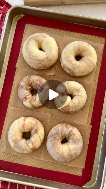 Cinnamon Bagel Recipe, French Toast Bagel, Homemade Cinnamon Swirl Bagels, French Toast Bagel Recipe, Making Cinnamon Rolls Aesthetic, Cinnamon Bagels, Bagel Recipe Easy, Bagel Bread, Mulled Wine Recipe