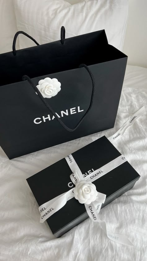 Chanel Rich Lifestyle Motivation, Chanel Paper Bag, Chanel Gifts, Rich Wallpaper, Chanel Shopping Bag, Luxury Paper Bag, Paper Carrier Bags, Cozy Lifestyle, Chanel Aesthetic