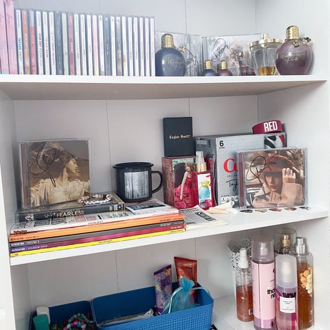 F1 Shelf, Taylor Swift Collection Shelf, Taylor Swift Bookshelf, Taylor Swift Display, Cd Shelf Aesthetic, Vinyl Record Shelves, Taylor Swift Cd Display, Cd Shelf Ideas, Cd Collection Display