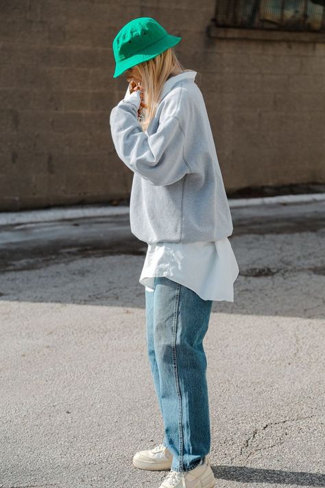 Green Baseball Cap Outfit, Green Bucket Hat Outfit, Green Cap Outfit, Green Hat Outfit, Bucket Hat Street Style, Bucket Hat Outfits, Green Ootd, A Week Of Outfits, Green Bucket Hat