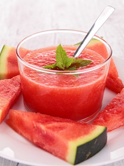 Watermelon Soup, Cold Soup Recipes, Strawberry Limeade, Fruit Soup, Gazpacho Recipe, Chilled Soup, Summer Soup, Cold Soup, Refreshing Food