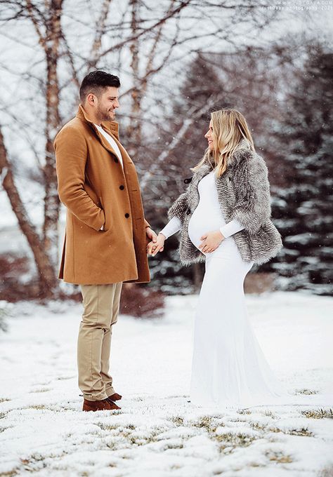 Maternity Photography Outfits Winter, Maternity Photo Shoot In Snow, Maternity Photography Snow Winter, Maternity Photography Cold Weather, Winter Maternity Photoshoot Outdoor, Snow Maternity Pictures, Snow Maternity Photoshoot, Outdoor Maternity Photos Winter, Winter Maternity Photos Outdoor