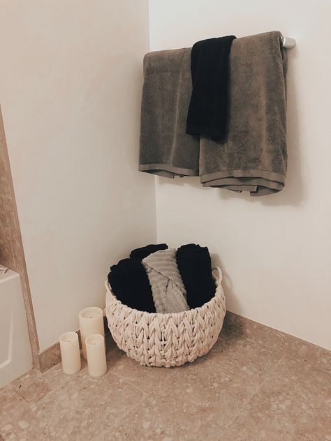 Bathroom Towel Storage Baskets, Bathroom Towel Basket, Towel Basket Bathroom, Towel Basket, Towel Organization, Bathroom Decor Apartment, Apartment Bathroom, Towel Storage, Black Bathroom