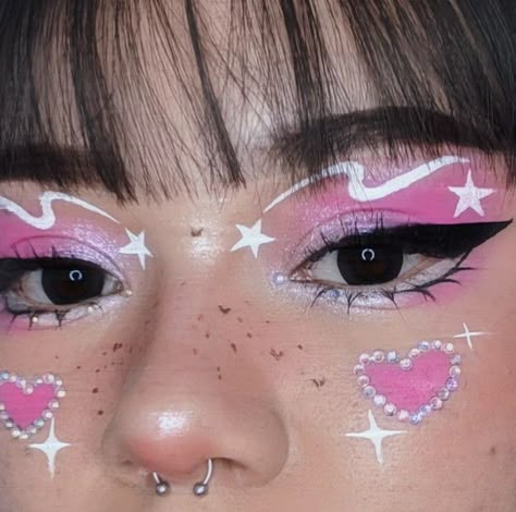 Love Core Makeup, Decora Makeup, Heart Makeup Look, Heart Makeup, Hello Kitty Makeup, Cute Eye Makeup, Kawaii Makeup, Face Art Makeup, Graphic Makeup