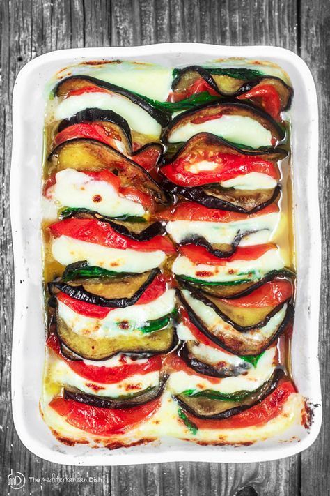 Eggplant Caprese, Salad Caprese, Paleo Ideas, Eggplant Recipes Easy, Caprese Recipes, Caprese Salad Recipe, The Mediterranean Dish, Resep Salad, Eggplant Dishes