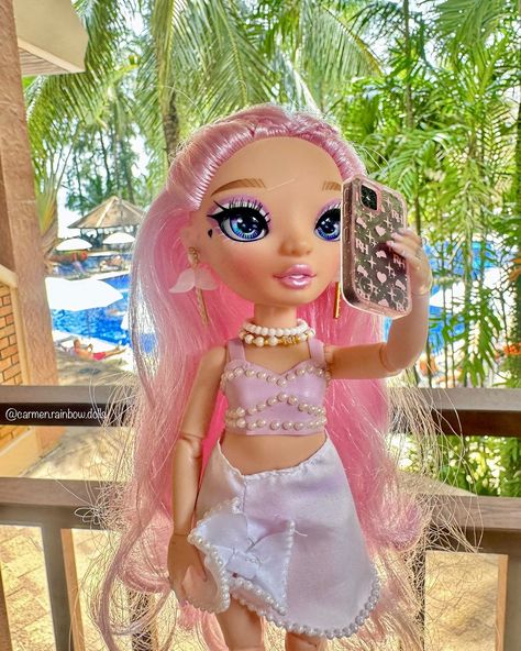 [150]👙🤍🌸MINNIE CHOI👙🤍🌸 . 👙🤍🌸Pink & White on the beach today 👙🤍🌸 . 👙🤍🌸Show your #carmendolllove (HOLIDAY VIBES) & tag me @carmen.rainbow.dolls 👙🤍🌸 . 👙🤍🌸#goddessngodoflove (SUMMER VIBES) hosted by @queenj9017 @kinidoll07 @tis.sya0.3 👙🤍🌸 . 👙🤍🌸#friendsdollsandco hosted by @morgane1969 👙🤍🌸 . 👙🤍🌸#mybeautydollinaction hosted by @scarlarydoll 👙🤍🌸 . . #carmenrainbowdolls #minniechoi #rainbowhighminniechoi #mga #mgaentertainment #rainbowhighdoll #beauty #beautydoll #collecttherainbow #dollinnature #voc... Minnie Choi, Rainbow Dolls, Thailand Phuket, Holiday Vibes, Rainbow High, Phuket, Summer Vibes, Pink White, The Beach