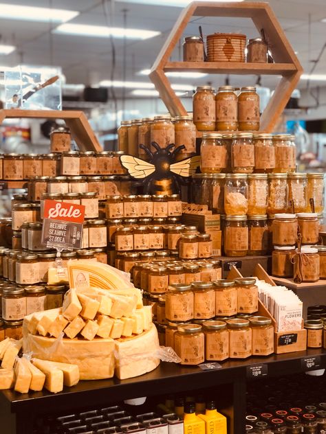 Honey Farmers Market Display, Honey Display Stand, Honey Store Design, Honey Booth Display Ideas, Honey Display Ideas, Honey Shop Design Ideas, Honey Packaging Ideas, Honey Display, Honey Stand