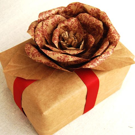 Artist Pallet, Paper Bag Flowers, Flower Topper, Chalkboard Christmas, Diy Paper Bag, Christmas Everyday, Paper Grocery Bags, Paper Bag Crafts, Wrapped Gifts