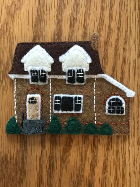 Felt Cityscape, House Felt Ornament, Felt Christmas Village, Felt House Ornaments, House Ornaments Diy, Felt Houses, Felt Ornaments Diy, Diy Felt Christmas Ornaments, Felt House