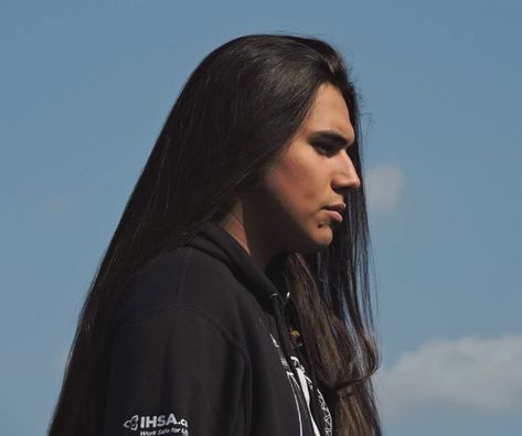 TheIndigenousBadass™ on Instagram: “Someone I know who gave me permission to share this photo 🤩💖 #native#indigenous#firstnations#model#americanindian ~~ 🎥📷 From to:…” Native Long Hair Men, Male Side Profile Long Hair, Long Hair Side Profile, Indigenous Hairstyles, Indigenous Hair, Charlie Aesthetic, Indigenous Men, Men Embracing, Hair Long Hairstyles