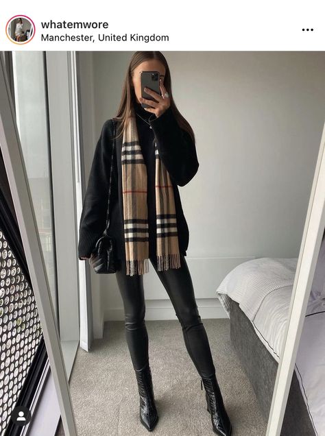 Burberry Scarf Outfit, Lunch Outfit, 2023 Outfits, Leather Legging, Look Office, Look Jean, Simple Fall Outfits, Scarf Outfit, Burberry Scarf