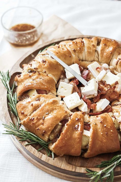 Baked Bacon, Brie & Pepper Jelly Crescent Wreath - lepetitbrunchery.com Baked Brie Wreath, Brie Crescent Wreath, Sweet Pepper Jelly, Bacon Bouquet, Fancy Snacks, Crescent Wreath, Bacon Brie, Wreath Recipe, Brie Puff Pastry