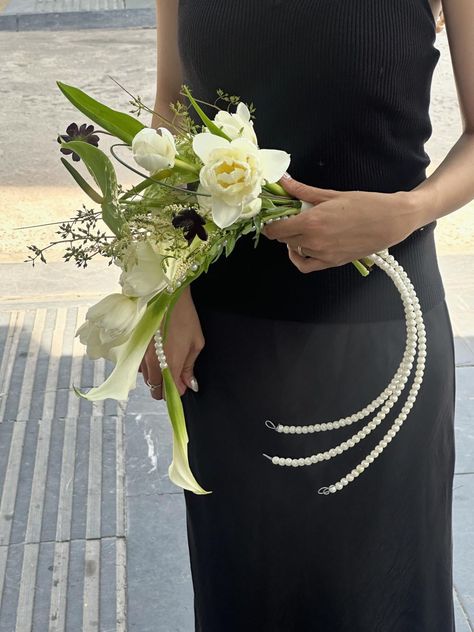 Mother Of Bride Flowers, Simple Bouquet Wedding, Minimalist Bouquet, Pearl Bridal Bouquet, Bridesmaid Bouquet Alternatives, Unique Bridal Bouquets, Teardrop Bouquet, Simple Wedding Bouquets, Modern Bouquet