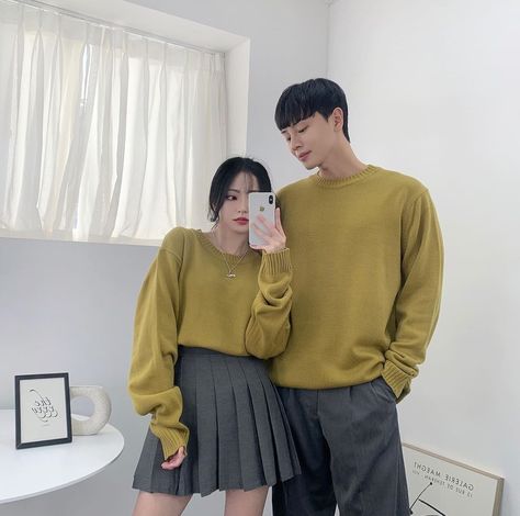 Korean Couple Outfits, Ootd Couple, Sweater Couple, Maria Victoria, Couple Outfit Ideas, Couple Matching Outfits, Couples Modeling, Couples Sweaters, Couple Set