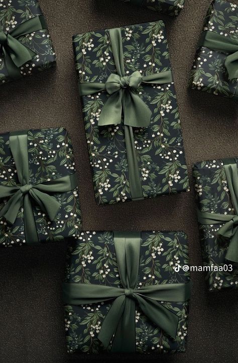 Dark Christmas Wrapping Paper, Sage Green Christmas Wrapping, Wrapping Paper Design Christmas, Jewelry Gift Wrapping, Wrapping Paper Inspiration, Dark Green Christmas Wrapping, Dark Green Gift Wrapping, Wrapping Gifts For Men, Cute Wrapping Paper Design